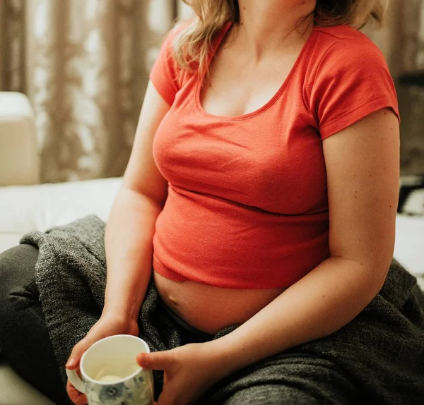 hamile kadın sofe üzerinde oturuyordu