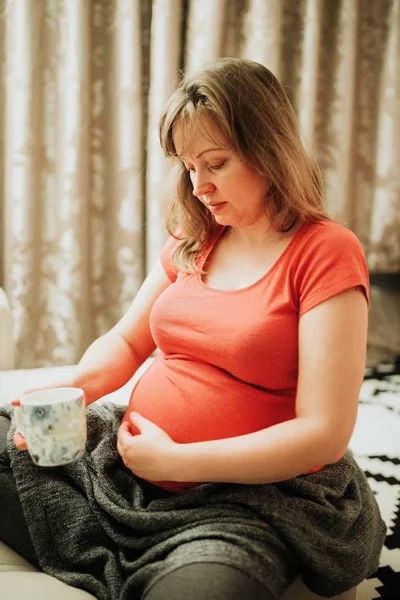 hamile kadın sofe üzerinde oturuyordu