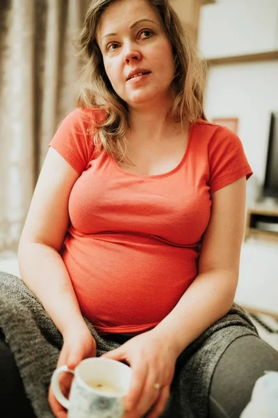 hamile kadın sofe üzerinde oturuyordu