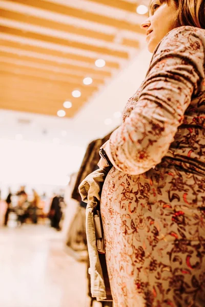 hamile kadın alışveriş yapıyor