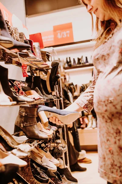 hamile kadın alışveriş yapıyor