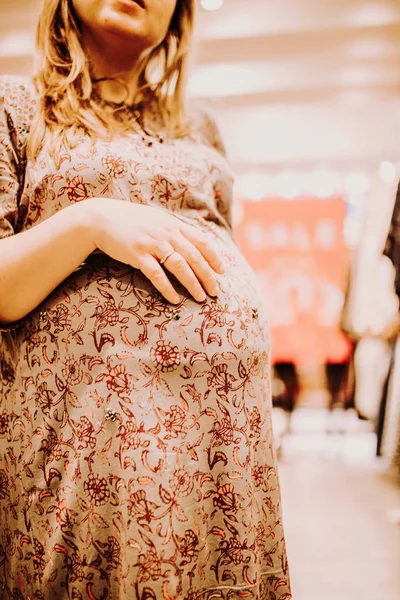 hamile kadın sabah erken saatlerde alışveriş yapıyor