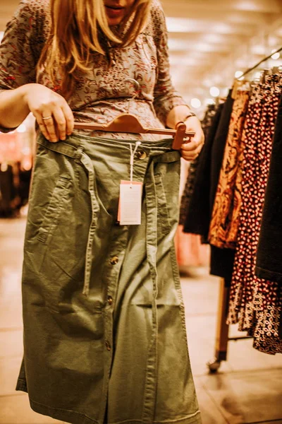 hamile kadın sabah erken saatlerde alışveriş yapıyor