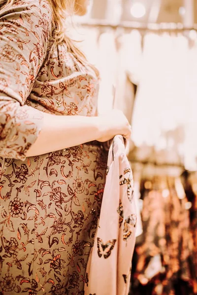 Kobieta w ciąży robi zakupy wcześnie rano — Zdjęcie stockowe