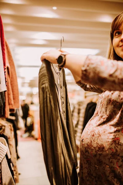 Mulher grávida fazendo compras no início da manhã — Fotografia de Stock