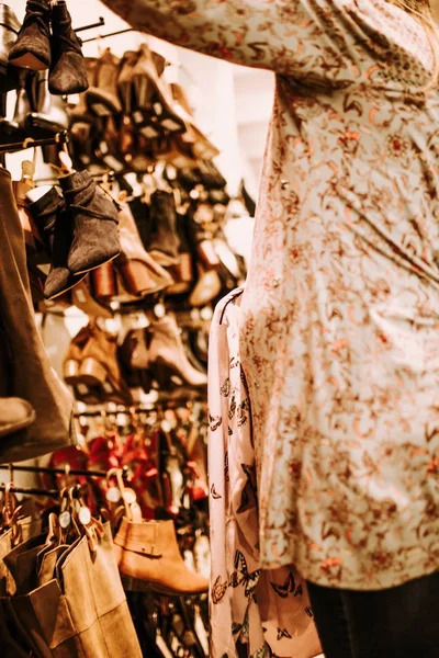 hamile kadın sabah erken saatlerde alışveriş yapıyor