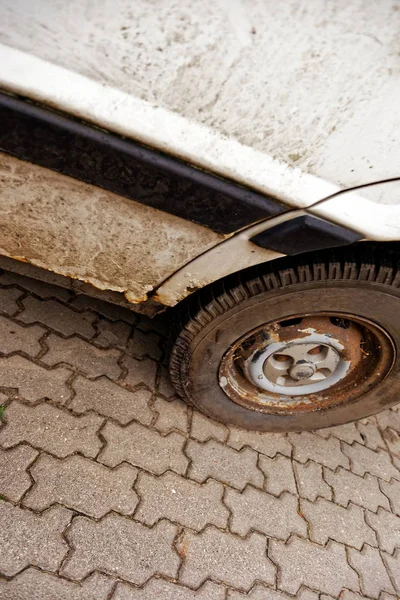Rozsdás régi autó — Stock Fotó