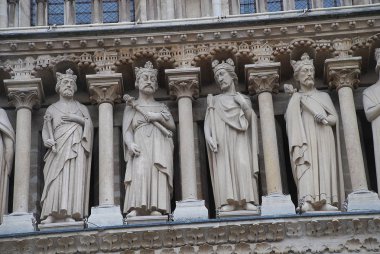 Notre Dame de Paris Katedrali ana girişinde heykeller.