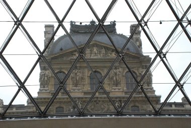  Louvre Müzesi ve Cam Piramit, Paris, Fransa