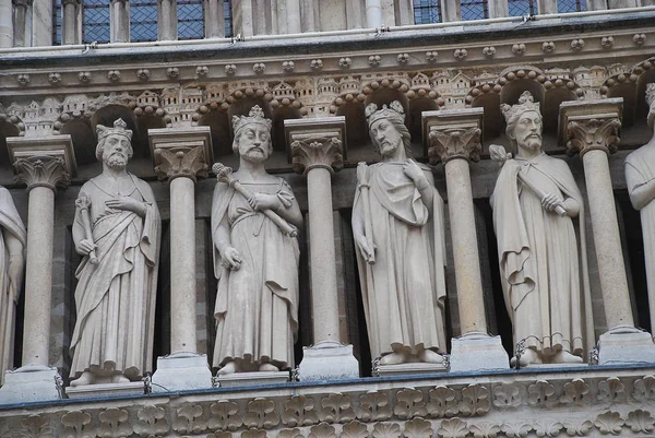 Esculturas na entrada principal da catedral Notre Dame de Paris . — Fotografia de Stock