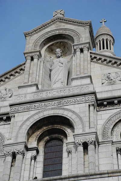 Gable ovanför huvudentrén, Sacre Couer, Paris Frankrike — Stockfoto