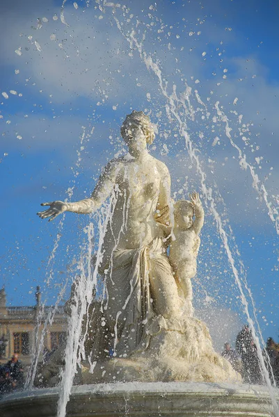 Una fuente en el Jardín de Versalles (París ) — Foto de Stock