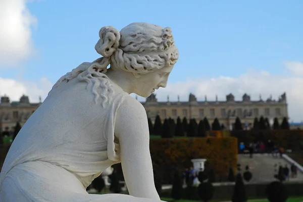 Estatua en el Jardín de Versalles (París ) — Foto de Stock