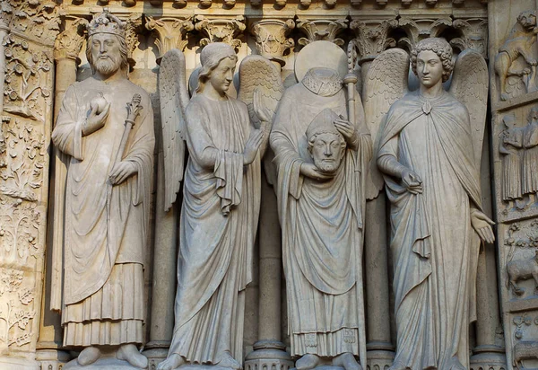 Notre-Dame de Paris, França - Esculturas na entrada — Fotografia de Stock