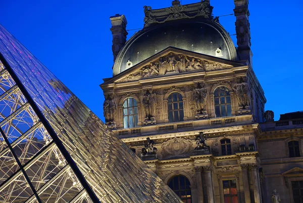 Музей Лувра ночью, Париж, Франция — стоковое фото