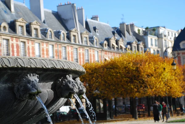 Places des vosges im Herbst - Paris — Stockfoto