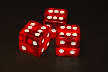 siyah bir Resepsiyon, sonuç onsekiz (18), altı birini üç zar