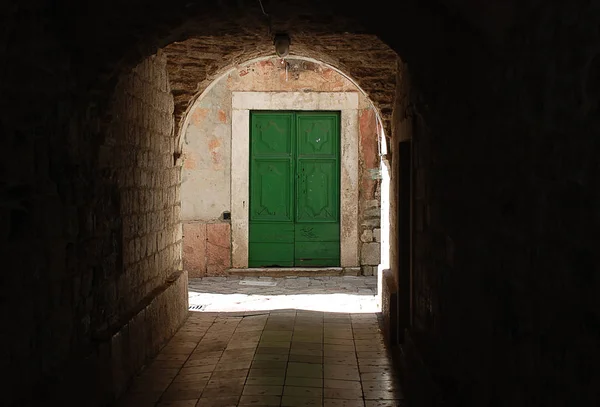 Aluljáró a Kotorban (Montenegró, zöld ajtó nézete) — Stock Fotó