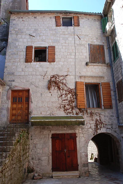 Kotor (Montenegro): casa típica del casco antiguo —  Fotos de Stock