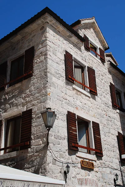 Kotor (Montenegro): casa típica del casco antiguo —  Fotos de Stock