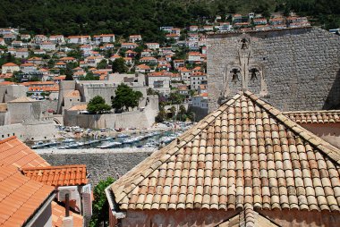 Dubrovnik'in eski şehir, liman içinde belgili tanımlık geçmiş rooftops