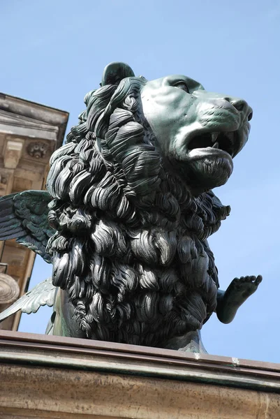 Leão na frente da sala de concertos, Berlim, Gendarmenmarkt — Fotografia de Stock