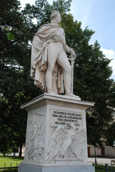 Standbeeld van de Pruisische generaal Bulow, Street "Unter den Linden", Berlijn, Duitsland — Stockfoto