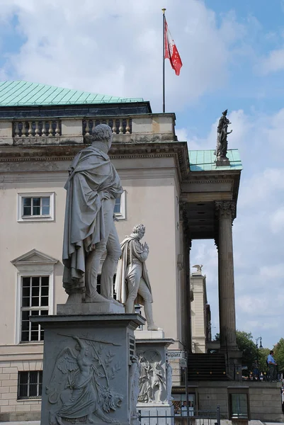 Estatuas de los generales prusianos Scharnhorst y Buelow, calle "Unter den Linden", Berlín Alemania, en el fondo la Ópera Estatal — Foto de Stock