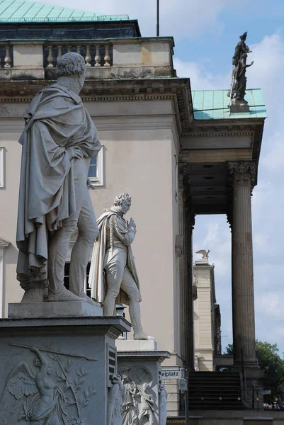 Estatuas de los generales prusianos Scharnhorst y Buelow, calle "Unter den Linden", Berlín Alemania, en el fondo la Ópera Estatal — Foto de Stock