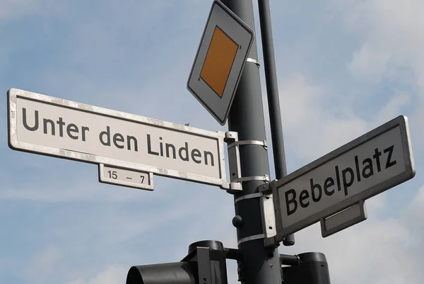 Sokak tabelası, Berlin Almanya
