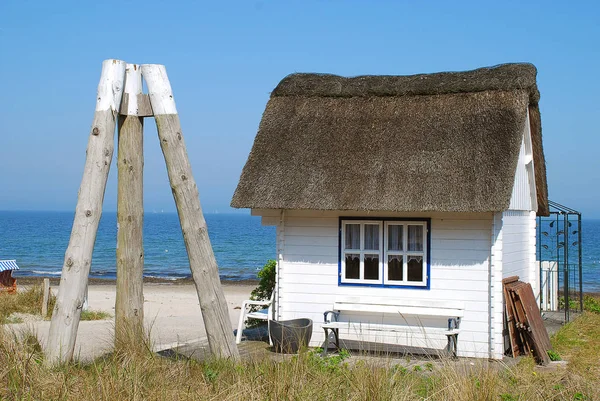 Tipik küçük thatched çatı ev Scharbeutz, Almanya