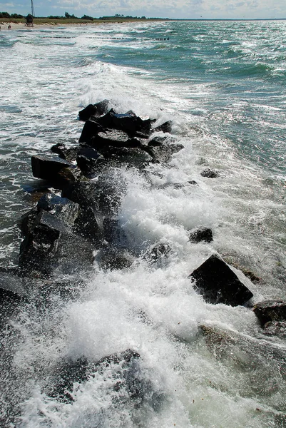 溅起的浪花，对抗海岸保护，达尔斯半岛，德国 — 图库照片