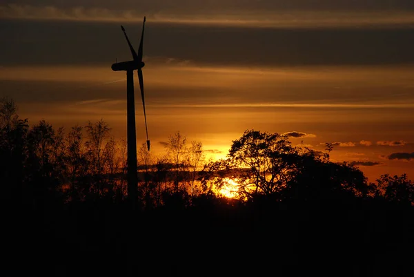 风电机组在日落 — 图库照片