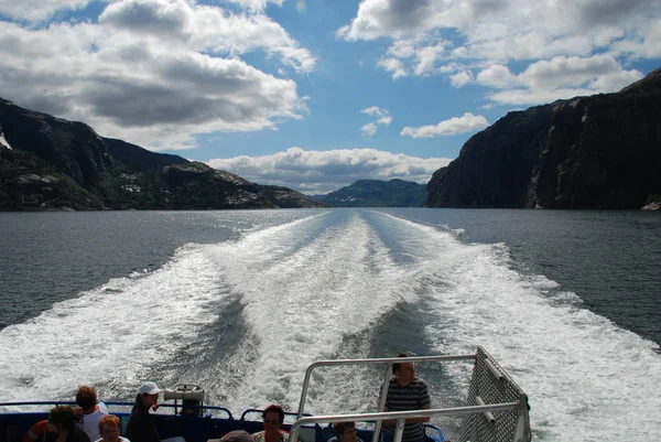 挪威 lysefjord 的船痕迹 — 图库照片