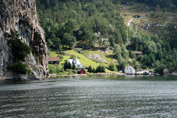 Kis faluban a Lysefjord, Norvégia — Stock Fotó