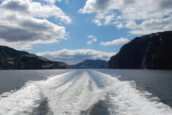 Traccia di barca nel Lysefjord, Norvegia — Foto Stock