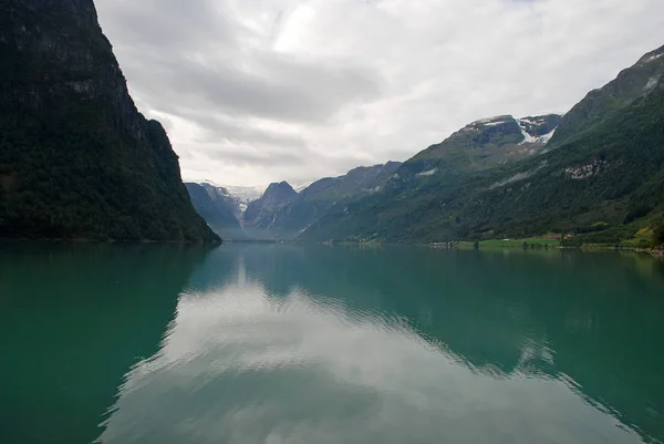 Oldevatnet egy tó közeli Olden, Norvégia — Stock Fotó