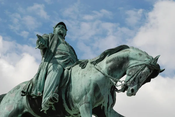 Het standbeeld van koning Frederik VII voor het Christiansborg paleis — Stockfoto