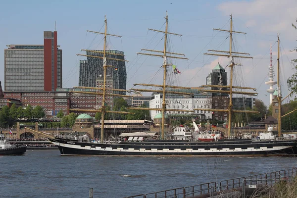 Barca russa de quatro mastros "Kruzenshtern" no desfile de aniversário do porto de Hamburgo — Fotografia de Stock