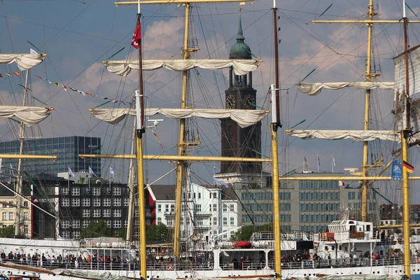 Harbor scene in Hamburg (Germany) at Hamburg port birthday parade — Stock Photo, Image