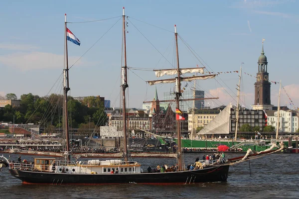 Barca rusa de cuatro mástiles "Kruzenshtern" en el desfile de cumpleaños del puerto de Hamburgo — Foto de Stock