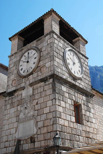 Tower with a clock in the old town of Kotor (Montenegro) — Stock Photo, Image