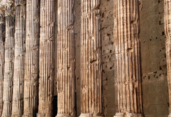 Colonne classiche nella parte anteriore del pantheon a Roma — Foto Stock