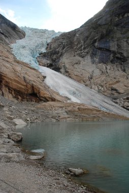 Briksdalsbreen (İngilizce: pik Buzulu)