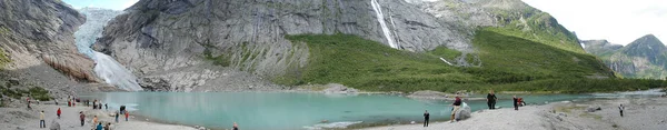 Briksdalsbreen (deutsch: der Briksdal-Gletscher)) — Stockfoto