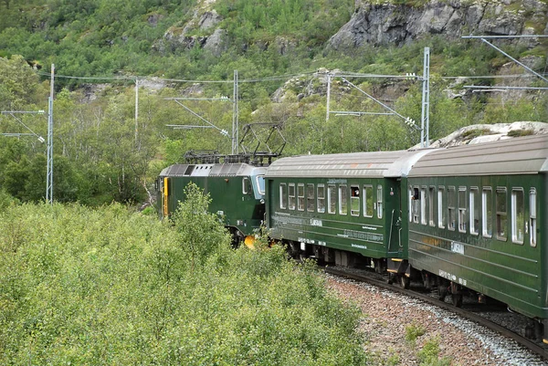 Comboio na famosa ferrovia Flam na Noruega — Fotografia de Stock