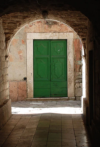 Aluljáró-Kotor (Montenegro), hogy egy zöld ajtó — Stock Fotó