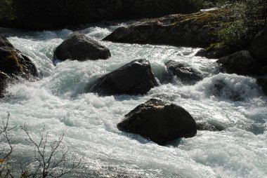 River rapids yakın pik buzul (Olden, Norveç)