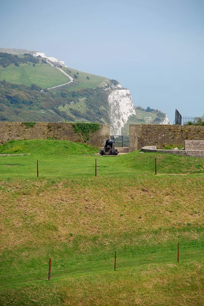 Vita kritklippor i Dover, framtill en kanon — Stockfoto