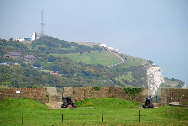Vit kritklippor av Dover, i bekläda två kanoner — Stockfoto